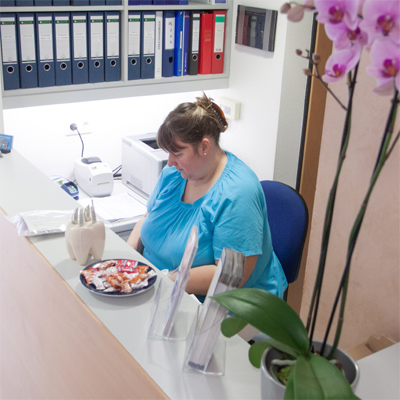 Mitarbeiterin an der Rezeption