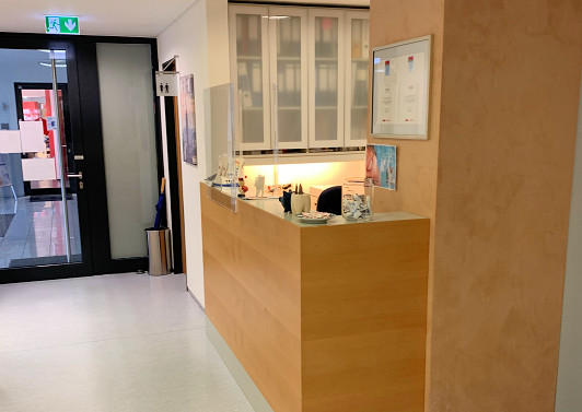 Beschilderung der Praxis im Gebaeude