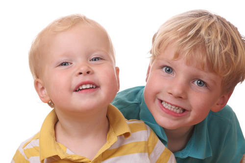 Zwei Kinder als Sinnbild für kindgerechte Vorsorge